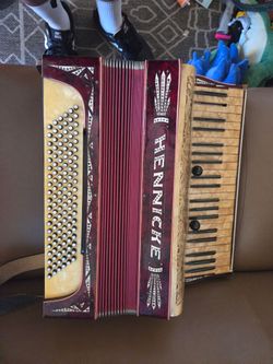 La paloma Dlux Accordeon $100