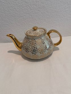 Vintage Hall 6 Cup Teapot