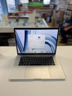 MacBook Pro 15inch Touchbar i7-16-512 battery cycle 14