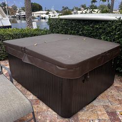 Like New Hot Tub 3 Persons