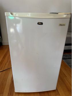Magic Chef Compact Mini Fridge | Refrigerador Pequeño Marca Magic Chef