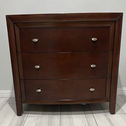 Dresser of 3 drawers DMS:  35”H x 36”W x 20”D  Cajonera de 3 cajones-tocador-cómoda