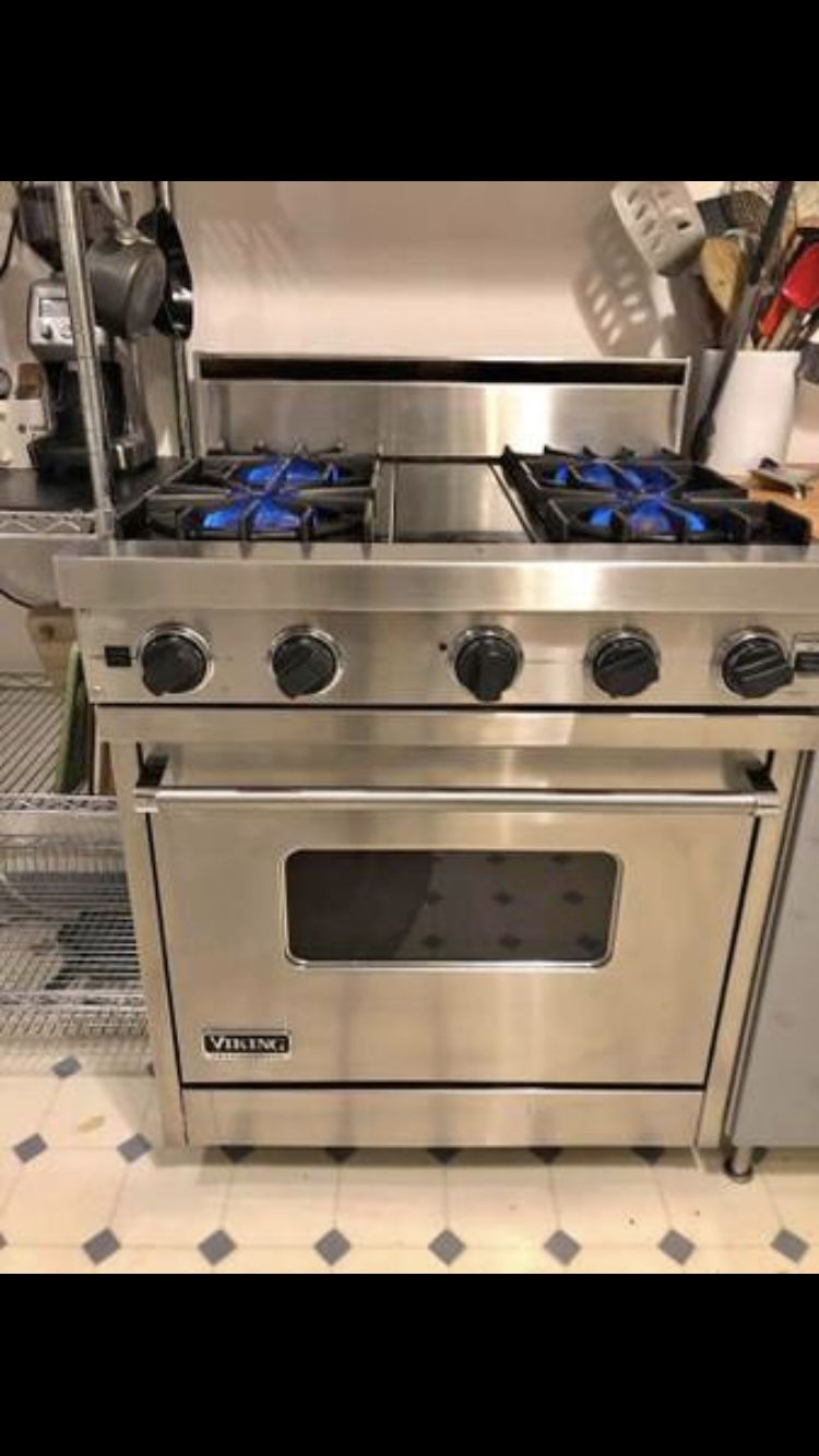 Top Of The Line, Elite Viking Slide in Gas Range w/ Dual Burners! for
