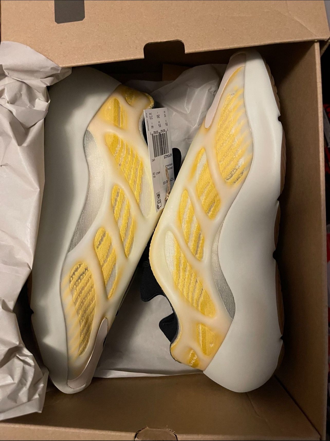 DS ADIDAS YEEZY 700 V3  SAFFLOWER  SIZE 10 