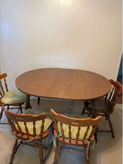 Table and chairs set