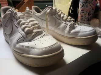 men's all white low top air force 1s..size 9.5