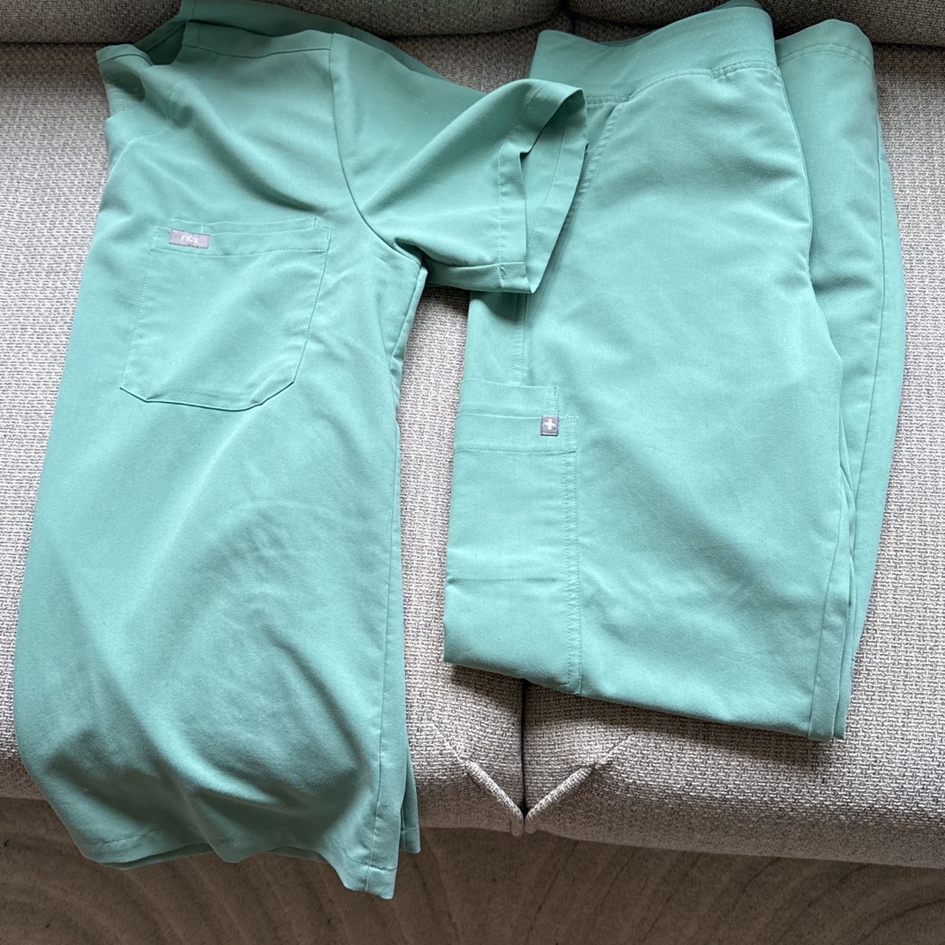 FIGS Men’s Leon Scrub Top And Axim Pants Jade Green
