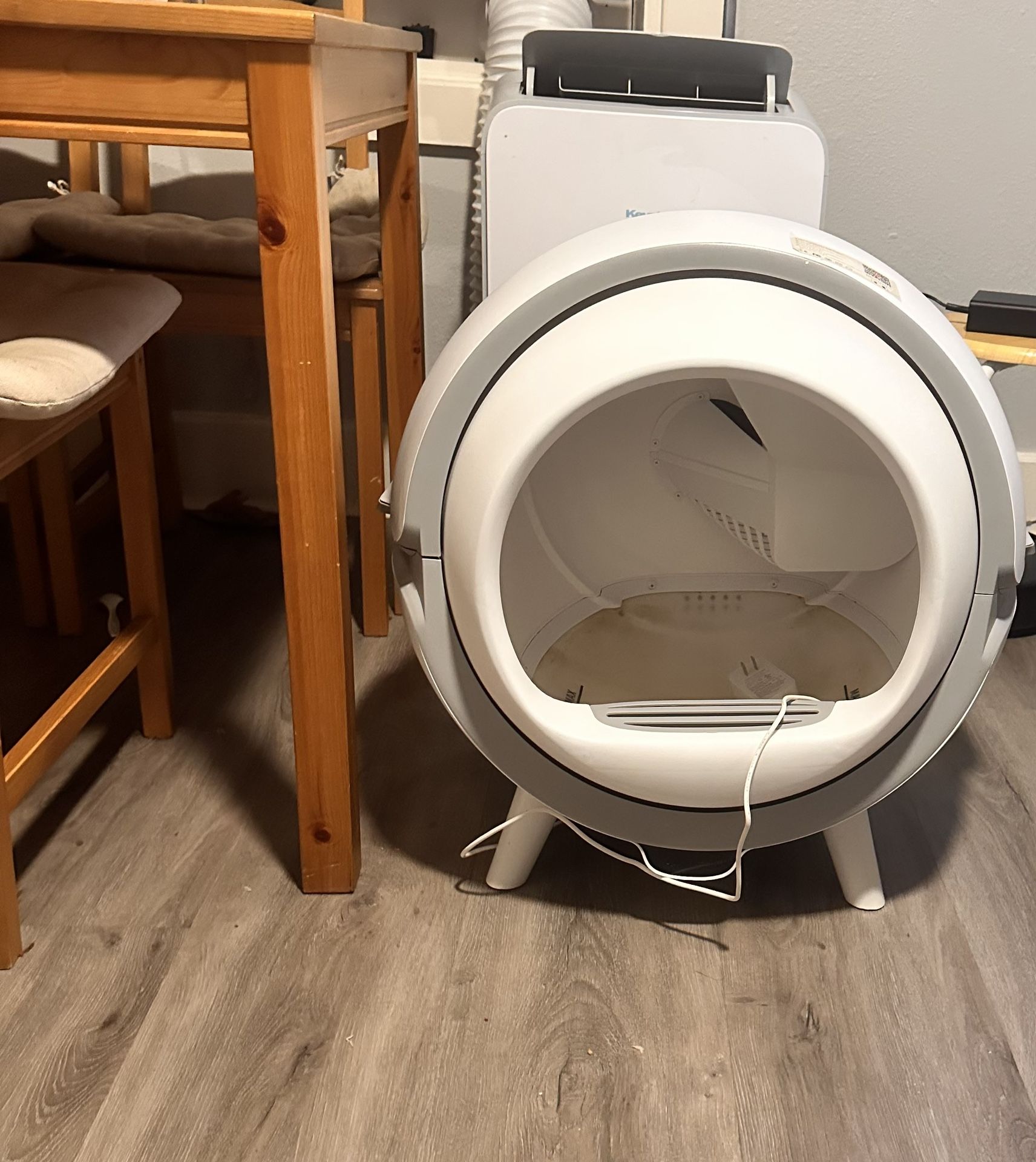 Self cleaning litter box