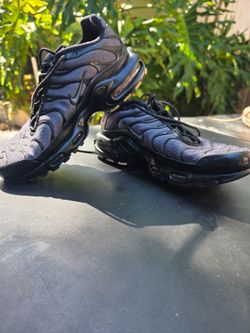 NIKE size 8.5