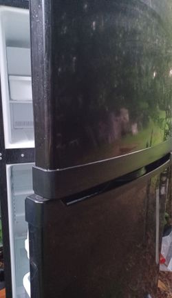 Refrigerator top freezer like new