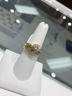 DIAMOND GOLD RING !
