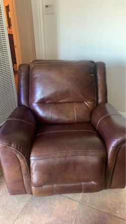 Leather couches /Electric + (2) small coffee tables + Center Table •PICK UP ONLY•