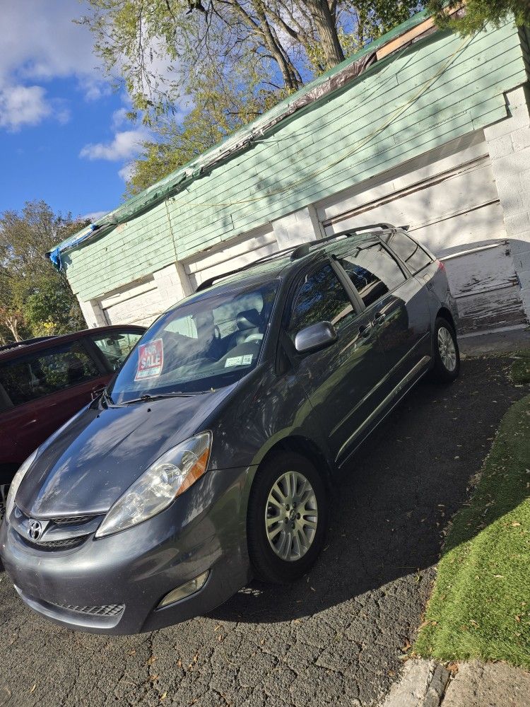 Toyota Sienna XLE  FWD 2008