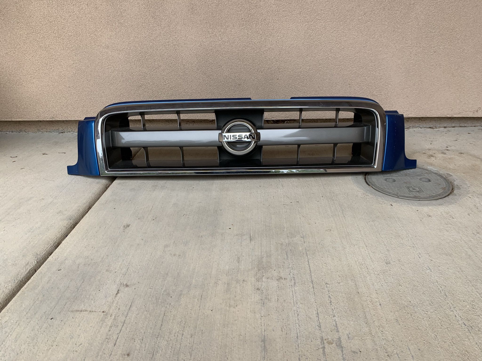 2002-2004 Nissan Pathfinder Center Grille Radiator Front Grill OEM. New.