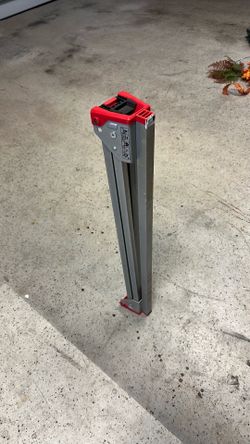 Foldable saw horse.