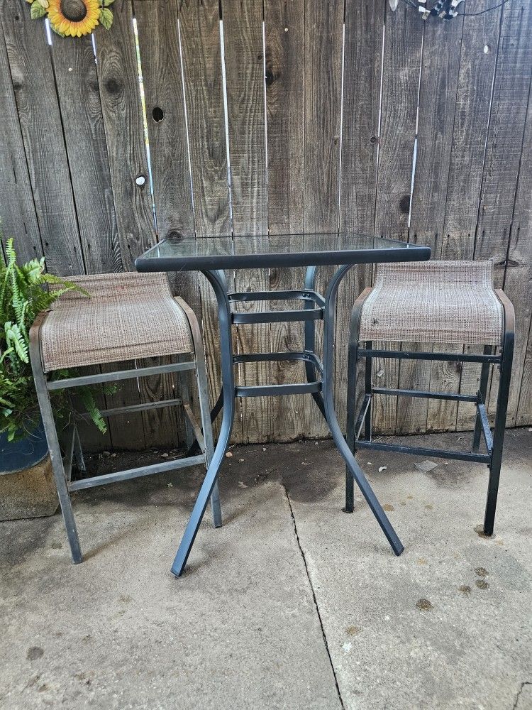 Set De Mesa Y Bancos De Patio