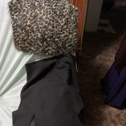 Cheated top probably medium to a large runs kind of small black skirt skirt size 11 there’s two slits in the front of the long skirt