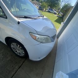 White Toyota Sienna 2012