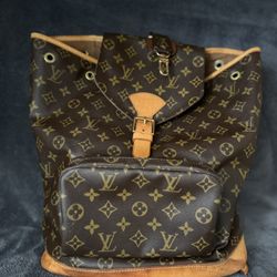 ✨Authentic Louis Vuitton Montsouris GM BackPack✨ 