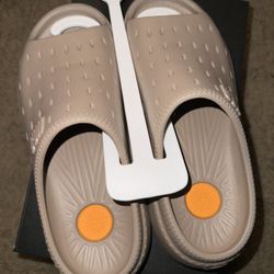 Ugg Slides M: Sz 7 | W: Sz 9