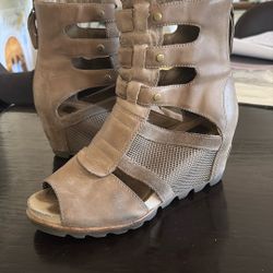 Sorel Wedge Sandal Boots 