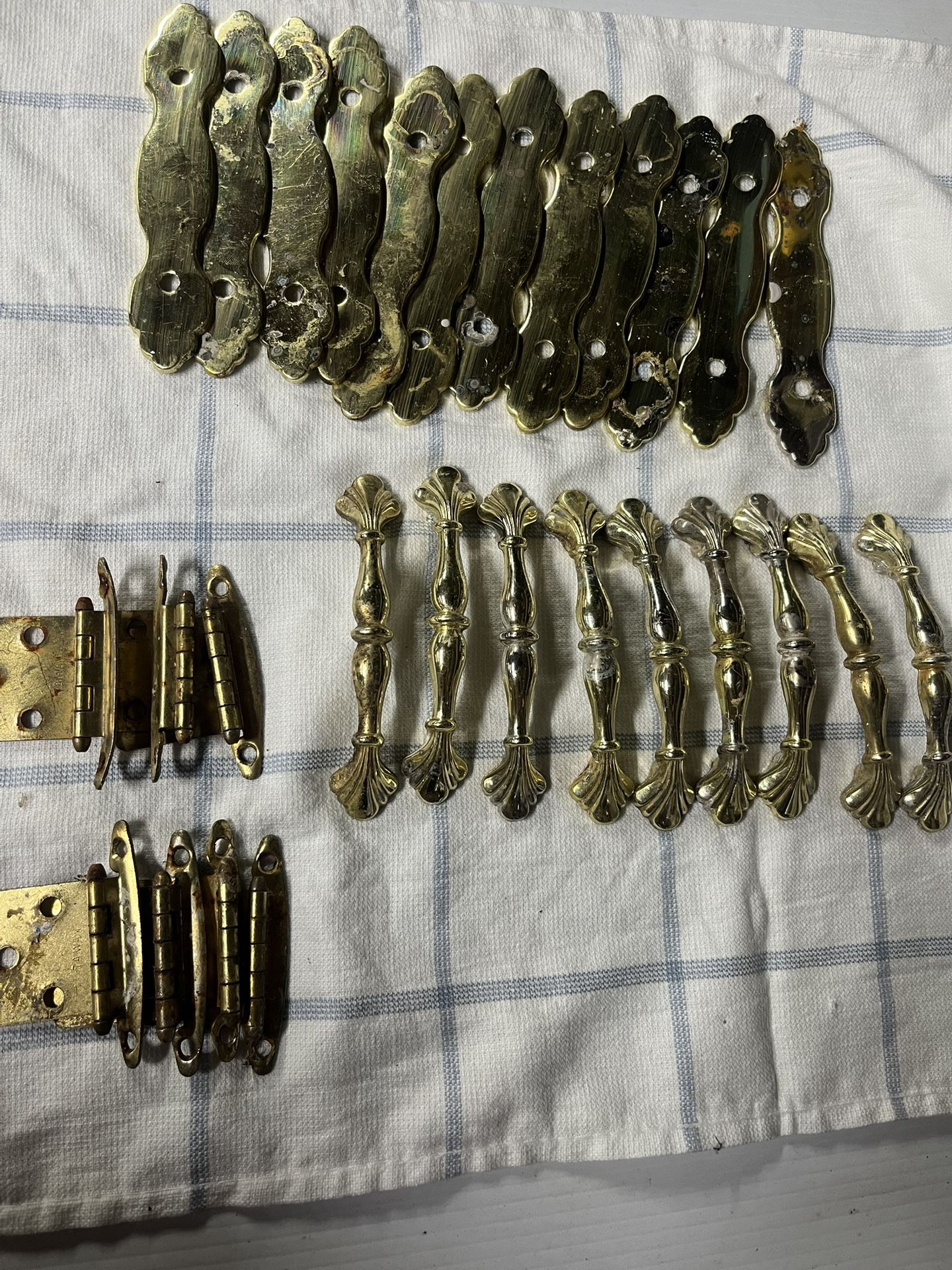 Hardware Pulls 28 Pc- Brass? Metal Hinges, Pulls, And Plates