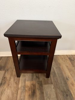 End  table, good condition 17x18x24