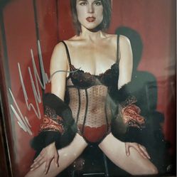Neve Campbell autograph 