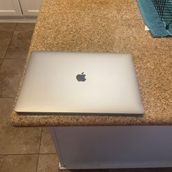 Macbook Pro 15-inch 2.4 GHz 8-core i9 32 GB Memory 2TB Flash Storage