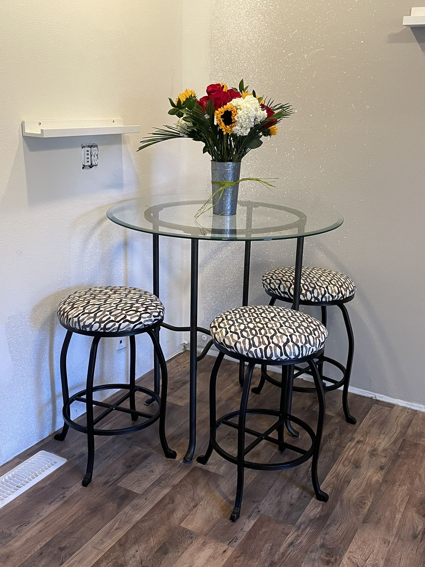 Cute All Glass Table With 3 Stools