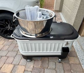 Igloo Party Bar 125 Qt Cooler & Beer Tub LN