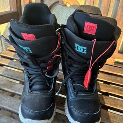 Snowboarding boots
