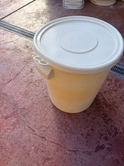 Buckets with lid