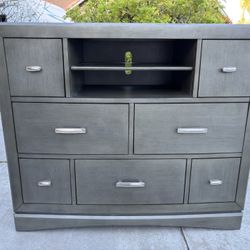 Gray Modern 7 Drawer Dresser Chest of Drawers Furniture Excellent Condition 