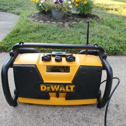 Dewalt Radio With Aux & Uses Battery 