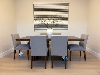 BRAND NEW 7 pcs dining set never used