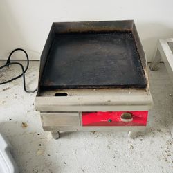 Avantco EG16N 16`` Electric Commercial Countertop Griddle ;supply_by_wedchef It needs to be cleaned.