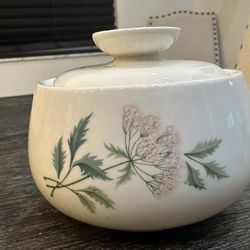 Adorable vintage ceramic trinket holder/sugar bowl etc 