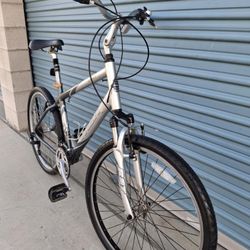 TREK HYBRID BIKE 21 SPEEDS TIRE 26 SIZE L
