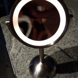 Lighted magnifying mirror 10x