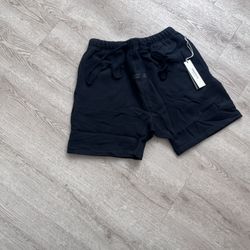 Black essential shorts