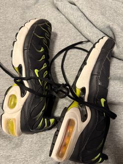 black and green nike shoes (5.5Y / women’s size 7)
