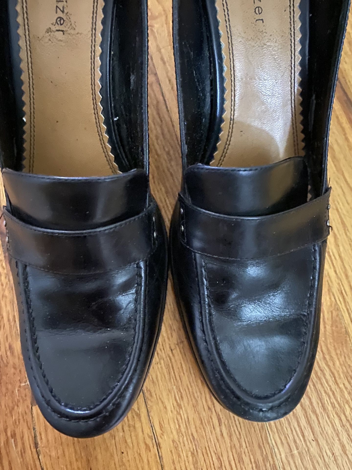 Naturalizer low pump leather shoes Sz 9 Comfy!