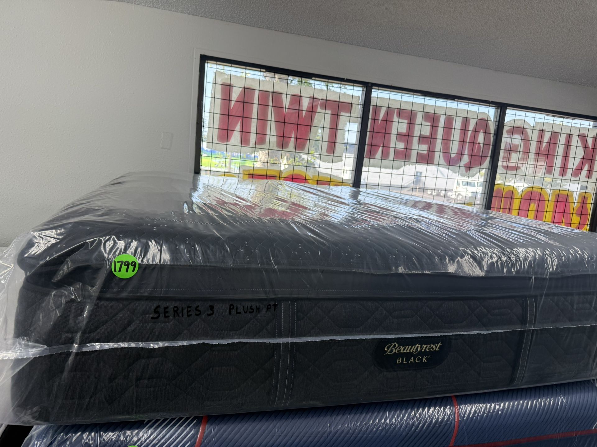 KING SIZE SIMMONS BEAUTYREST BLACK SERIES 3 (PLUSH) PILLOW TOP MATTRESS & BOX SPRINGS BED SET