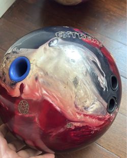 2 Bowling Balls – DV8 Grudge & 900 Global Honey Badger Extreme Pearl