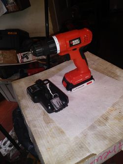 BLACK & DECKER 20VOLT DRILL WITH BATTERY & CHARGER WORKS GREAT