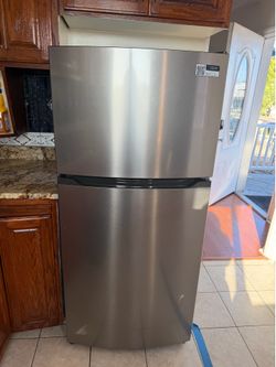 FRIGIDAIRE  Top Freezer Refrigerator 27.6  in. 14 cu. ft. (About 1 year old)