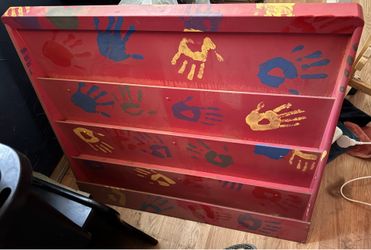 Solid wood children’s bookshelf/display shelf with chalkboard back