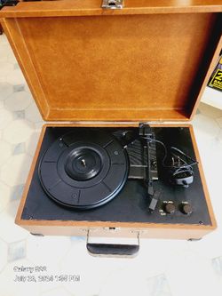 Crosley Suitcase Turntable