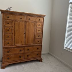 Ethan Allen Hutch / Dresser 